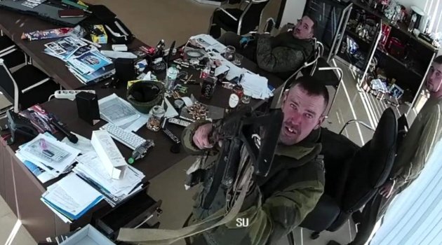 BBC'ye ulaşan video kayıtlarında Rus askerlerin silahsız sivilleri öldürdüğü görülüyor