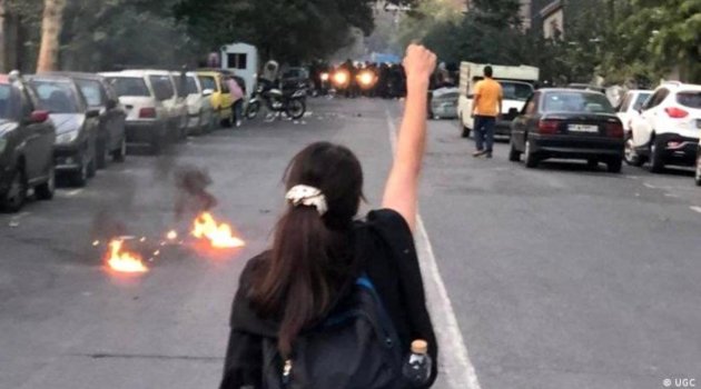 İran'da kadınlar devrim yapıyor