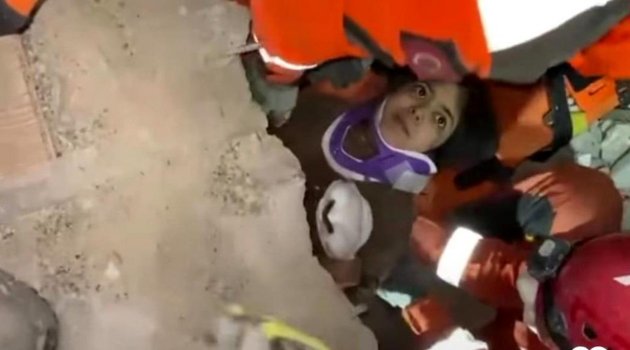JAK timleri 9 yaşındaki Zeynep'i 31 saat sonra böyle kurtardı