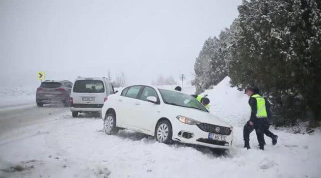 Kar nedeniyle mahsur kalan sürücülere jandarma yardım etti