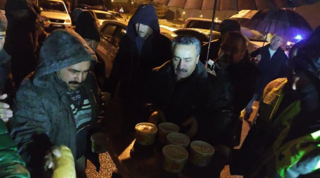 Konya'da yolda mahsur kalanlara belediyeden sıcak çorba ikramı