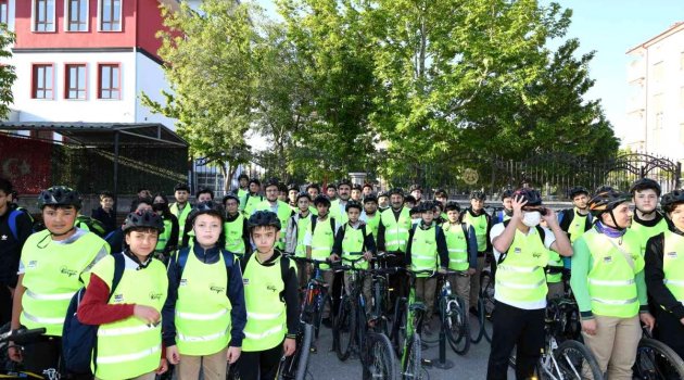 Öğrenciler okullarına güvenli bisiklet yolu ile gidiyor 