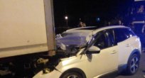 TIR'a çarpan otomobilde 3 kişi hayatını kaybetti