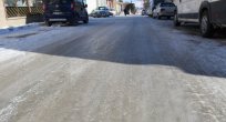 Yunak'ta sokaklardaki buzlanma hayatı olumsuz etkiliyor